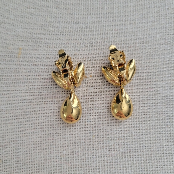 VINTAGE trifari clip on earrings - Picture 2 of 4